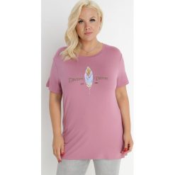 Ciemnoróżowy T-shirt Theleusa. Czerwone t-shirty Born2be, plus size, bez wzorów, klasyczne, bez kołnierzyka, bez ramiączek. W wyprzedaży za 39.99 zł.