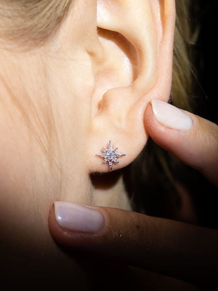 DIAMANTA Złote kolczyki-wkrętki "Star" z diamentami rozmiar: onesize. Szare kolczyki DIAMANTA, z diamentem, złote. Za 1,565.99 zł.