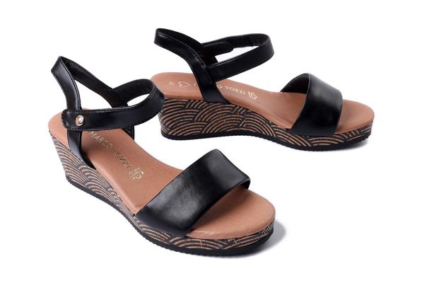 MARCO TOZZI 2-28326-44 001 M2832644 black, sandały damskie. Czarne sandały Marco Tozzi, bez wzorów, eleganckie, bez obcasa, na koturnie, bez zapięcia. Za 269.90 zł.