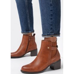 Brązowe Botki Federline. Brązowe botki Born2be, bez wzorów, klasyczne, z okrągłym noskiem, bez obcasa, na obcasie, bez zapięcia. W wyprzedaży za 132.99 zł.