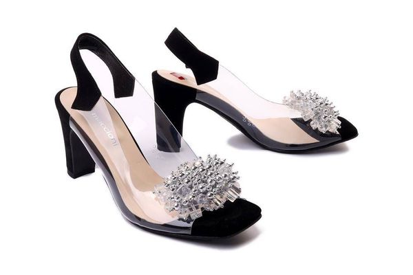 MACCIONI 418A czarny, sandały damskie. Czarne sandały Maccioni, bez wzorów, bez obcasa, na obcasie, bez zapięcia. Za 469.90 zł.