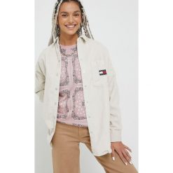 Tommy Jeans koszula bawełniana damska kolor beżowy relaxed z kołnierzykiem klasycznym. Brązowe koszule Tommy Jeans, s, bez wzorów, z bawełny, klasyczne, bez kołnierzyka, bez ramiączek. W wyprzedaży za 299.99 zł.