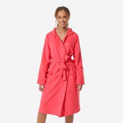 Szlafrok na basen damski Decathlon Compact z mikrofibry. Czerwone szlafroki damskie Decathlon, m, bez wzorów, z materiału, bez ramiączek. Za 79.99 zł.