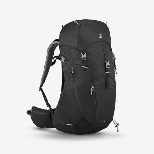 Plecak turystyczny Quechua MH500 38 l. Czarne plecaki QUECHUA, bez wzorów, bez dodatków. Za 299.99 zł.