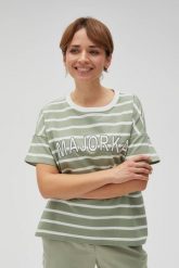 Bluza w paski z napisem oliwkowa. Zielone bluzy MOODO, l, bez wzorów, z bawełny, bez kaptura. Za 79.99 zł.