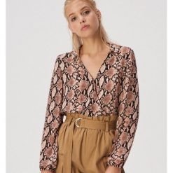 Koszula body z wężowym wzorem - Wielobarwny. Koszule Sinsay, l, bez wzorów, bez kołnierzyka, bez ramiączek. Za 49.99 zł.