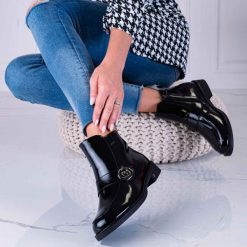 Czarne lakierowane botki damskie Potocki 12151. Czarne botki POTOCKI, bez wzorów, z lakierowanej skóry, bez obcasa, na obcasie, bez zapięcia. W wyprzedaży za 94.05 zł.