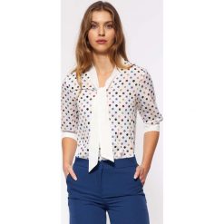 Bluzka w Grochy z Wiązaniem - Ecru Fiolet. Czarne bluzki Nife, l, bez wzorów, z elastanu, bez kołnierzyka, bez ramiączek. Za 159.90 zł.