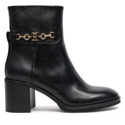 Botki Tommy Hilfiger. Czarne botki Tommy Hilfiger, bez wzorów, bez obcasa, na słupku, bez zapięcia. Za 519.99 zł.
