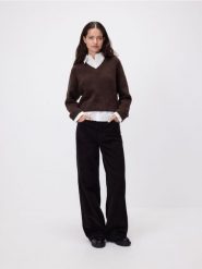 Sweter z koszulową wstawką - ciemnobrązowy. Brązowe swetry Reserved, l, bez wzorów, z dzianiny, bez ramiączek. Za 139.99 zł.