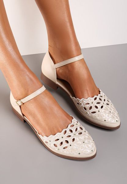 Beżowe Ażurowe Sandały Zdobione Haftem i Cyrkoniami Ianaera. Brązowe sandały Renee, z aplikacjami, eleganckie, bez obcasa, na płaskiej podeszwie, bez zapięcia. Za 59.99 zł.