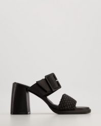 KLAPKI Z PLECIONKĄ 0013052 BLACK. Czarne klapki Venezia, bez wzorów, ze skóry, bez obcasa, bez zapięcia. Za 249.00 zł.