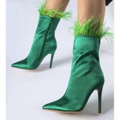 Zielone botki ozdobione piórkami Selvena. Zielone botki bez wzorów, z tworzywa sztucznego, eleganckie, za kostkę, bez obcasa, na obcasie, bez zapięcia. Za 74.48 zł.