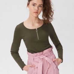 Bluzka z ozdobnym zamkiem - Khaki. Bluzki marki Sinsay. Za 24.99 zł.
