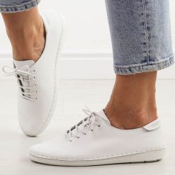 Białe skórzane półbuty damskie Dia 645. Białe półbuty wsuwane DiA, na lato, bez wzorów, z jeansu, eleganckie, z okrągłym noskiem, bez obcasa. Za 229.00 zł.