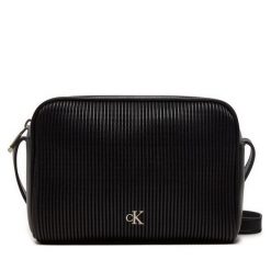 Torebka Calvin Klein. Czarne listonoszki Calvin Klein, bez wzorów, bez dodatków. Za 219.99 zł.