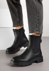 Czarne Botki Typu Sztyblety Zdobione Aplikacją Naladeia. Czarne botki Renee, z aplikacjami, z jeansu, bez obcasa, na płaskiej podeszwie, bez zapięcia. Za 159.99 zł.