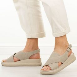 Beżowe skórzane sandały damskie T.Sokolski 493. Brązowe sandały Sokolski, bez wzorów, z jeansu, casualowe, bez obcasa, na platformie, bez zapięcia. W wyprzedaży za 201.52 zł.