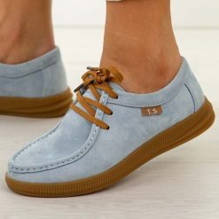 Niebieskie skórzane mokasyny damskie T.Sokolski w26-214. Niebieskie mokasyny Sokolski, bez wzorów, z jeansu, z okrągłym noskiem. W wyprzedaży za 224.10 zł.