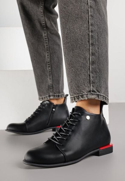 Czarne Botki Typu Trzewiki Vices Implie. Czarne botki Born2be, bez wzorów, z jeansu, eleganckie, bez obcasa, na płaskiej podeszwie, bez zapięcia. Za 109.99 zł.