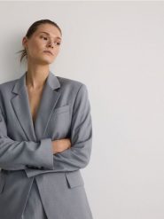Marynarka oversize z dodatkiem wiskozy - jasnoszary. Szare marynarki i żakiety Reserved, l, bez wzorów, z tkaniny, bez ramiączek. W wyprzedaży za 179.99 zł.