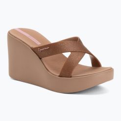 Klapki damskie Ipanema High Fashion II Slide. Brązowe klapki Ipanema, bez wzorów, z materiału, eleganckie, bez obcasa, bez zapięcia. Za 179.99 zł.