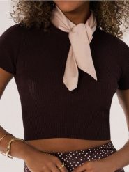 Krótka bluzka z wiązaniem na plecach - brązowy. Brązowe bluzki Sinsay, l, bez wzorów, bez kołnierzyka, bez ramiączek. W wyprzedaży za 19.99 zł.