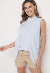Jasnoniebieska Asymetryczna Bluzka z Dłuższymi Bokami Fadeleira. Niebieskie bluzki Born2be, bez wzorów, z jeansu, eleganckie, z asymetrycznym kołnierzem, bez ramiączek. Za 79.99 zł.