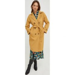 Answear Lab trencz damski kolor beżowy przejściowy. Brązowe płaszcze Answear Lab, l, bez wzorów, klasyczne, bez kaptura. Za 289.99 zł.