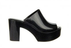 Klapki Melissa Mule Ad Black Glitter 010439, Czarny, Guma. Czarne klapki Melissa, bez wzorów, z gumy, bez obcasa, na obcasie, bez zapięcia. W wyprzedaży za 299.00 zł.