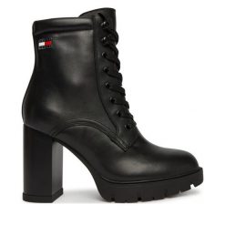 Botki Tommy Jeans. Czarne botki Tommy Jeans, bez wzorów, z jeansu, bez obcasa, na słupku, bez zapięcia. Za 699.99 zł.