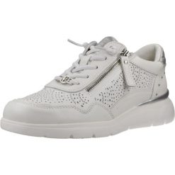 Buty CARMELA 163096C Biały. Białe buty trekkingowe Carmela, ze skóry, bez zapięcia. Za 411.99 zł.