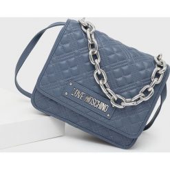 Love Moschino torebka kolor granatowy. Niebieskie listonoszki Love Moschino, bez wzorów, bez dodatków. W wyprzedaży za 619.99 zł.