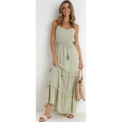 Zielona Sukienka Darcy. Zielone sukienki Born2be, na co dzień, l, z aplikacjami, bez kołnierzyka, bez ramiączek, maxi. Za 169.99 zł.