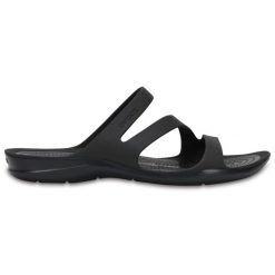 Damskie sandały Swiftwater Sandal. Czarne sandały Crocs, bez wzorów, z materiału, bez obcasa, bez zapięcia. W wyprzedaży za 159.00 zł.