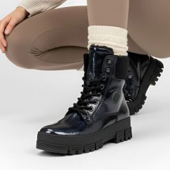 Botki damskie Rieker, na grubej platformie i ocieplane futerkiem, czarne, Y0220-14. Niebieskie botki Rieker, bez wzorów, z lakierowanej skóry, bez obcasa, na platformie, bez zapięcia. Za 319.00 zł.