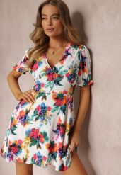 Biała Rozkloszowana Sukienka Mini z Kwiecistej Tkaniny Angelena. Białe sukienki Renee, na co dzień, l, bez wzorów, z jeansu, eleganckie, bez kołnierzyka, bez ramiączek, mini, kopertowe. W wyprzedaży za 111.99 zł.