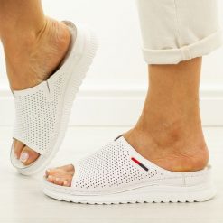 Białe skórzane klapki damskie Jezzi 18-42. Białe klapki Jezzi, bez wzorów, z jeansu, eleganckie, bez obcasa, na płaskiej podeszwie, bez zapięcia. Za 219.00 zł.