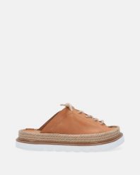 SZNUROWANE KLAPKI DAMSKIE 00309011 TAN. Klapki Venezia, bez wzorów, ze skóry, bez obcasa, bez zapięcia. Za 429.00 zł.