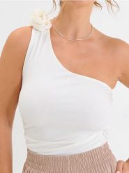 Bluzka na jedno ramię z ozdobną różą - kremowy. Białe bluzki Sinsay, l, bez wzorów, bez kołnierzyka, bez ramiączek. Za 29.99 zł.