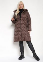 Brązowa Długa Kurtka z Ozdobnym Pikowanym Przeszyciem i Kapturem Pretini. Brązowe kurtki Born2be, plus size, bez wzorów, z jeansu, eleganckie. W wyprzedaży za 244.99 zł.