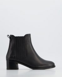 BOTKI DAMSKIE 1451 BLACK. Czarne botki Venezia, bez wzorów, ze skóry, bez obcasa, bez zapięcia. Za 199.00 zł.