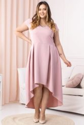 Sukienka elegancka na wesele z błyszczącą tasiemką SYNTIA puder róż. Czerwone sukienki KARKO, na imprezę, plus size, bez wzorów, z elastanu, eleganckie, z asymetrycznym kołnierzem, plus size, bez ramiączek, mini, asymetryczne. Za 319.50 zł.