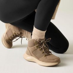 Damskie buty trekkingowe Regatta Sambrook. Brązowe trekkingi Regatta, bez wzorów, z gumy, bez zapięcia, trekkingowe. Za 357.00 zł.