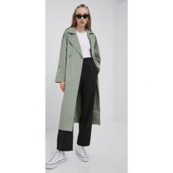 Only trencz damski kolor zielony przejściowy dwurzędowy. Zielone płaszcze ONLY, l, bez wzorów, klasyczne, bez kaptura. W wyprzedaży za 259.99 zł.