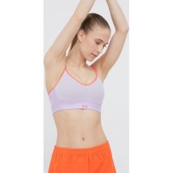 Under Armour biustonosz sportowy Infinity kolor fioletowy wzorzysty. Fioletowe biustonosze sportowe Under Armour, bez wzorów, z materiału, na jogę i pilates. Za 159.99 zł.