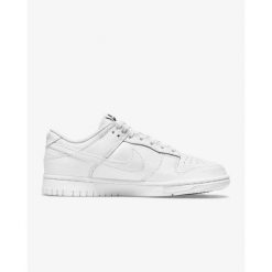 Buty sportowe Nike Dunk Low Triple White. Białe buty sportowe lifestyle Nike, bez wzorów, bez zapięcia, trekkingowe. Za 699.00 zł.