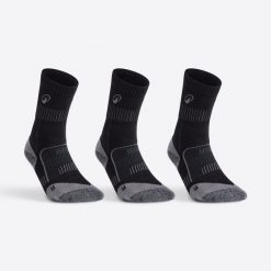 Skarpety sportowe tenis RS 900 wysokie 3 pary. Czarne skarpetki Decathlon, bez wzorów, z bawełny. Za 54.99 zł.
