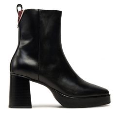 Botki Tommy Hilfiger. Czarne botki Tommy Hilfiger, bez wzorów, bez obcasa, na słupku, bez zapięcia. Za 619.99 zł.
