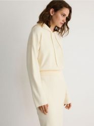 Sweter z kapturem - kremowy. Białe swetry Reserved, l, bez wzorów, z dzianiny, bez ramiączek. W wyprzedaży za 79.99 zł.